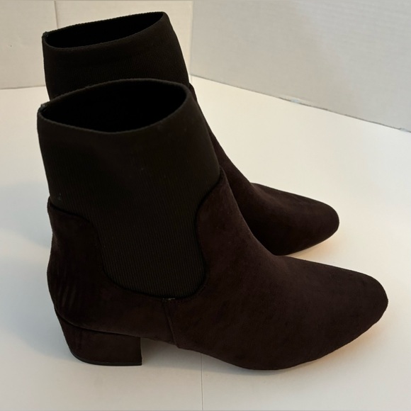 Cushionaire Women Brown Romi Block Heel Slip-On Ankle Boots Size 8 Fall Winter - Picture 3 of 15